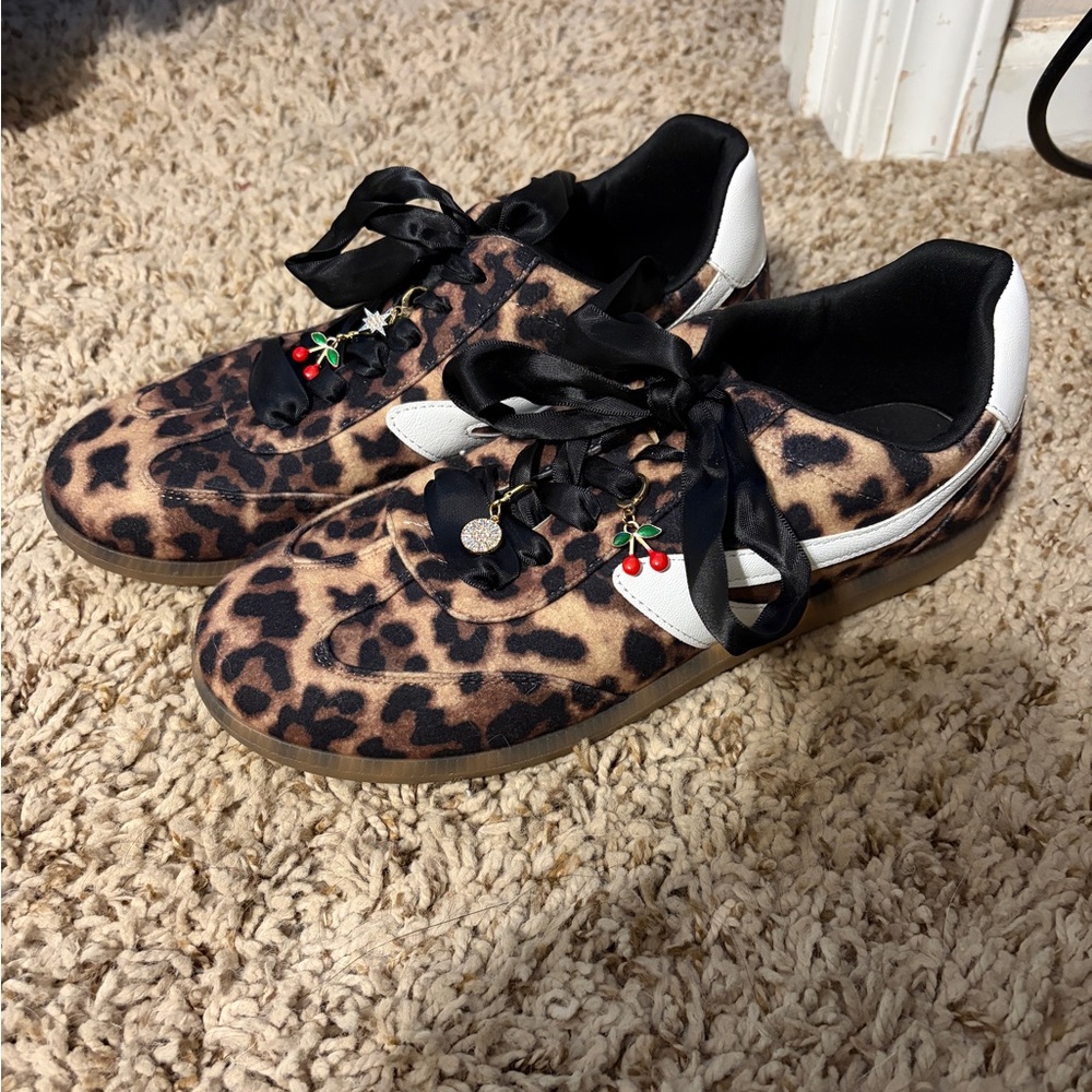 Women’s fashion sneakers